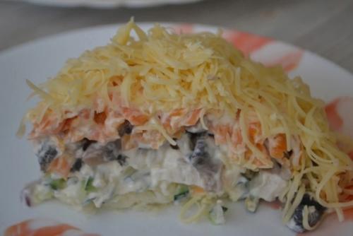 Вкусный салат с курицей, шампиньонами и свежим огурцом.