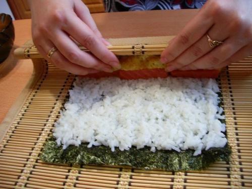 Суши.   Рецепт приготовления роллов я нашла на одном из кулинарных сайтов и это мой первый опыт. 06