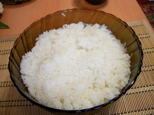 Суши.   Рецепт приготовления роллов я нашла на одном из кулинарных сайтов и это мой первый опыт. 02