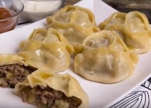 Манты.  Настоящие манты делают из баранины, исключительно мелко нарезанной, с добавлением курдючного жира, но я делаю проще. 01