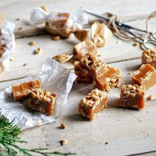 Сливочные ириски с соленым арахисом.