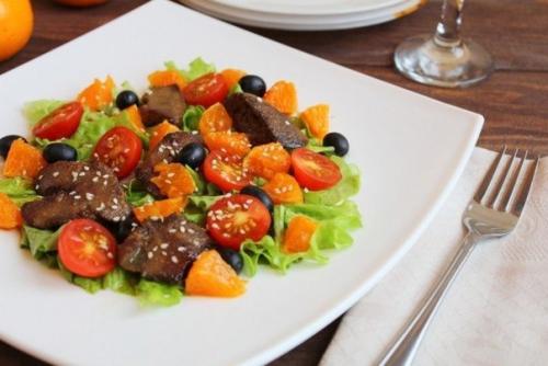 Салат с куриной печенью и мандаринами.