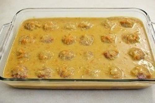 Тефтели с рисом и сливочной подливкой в духовке. 03