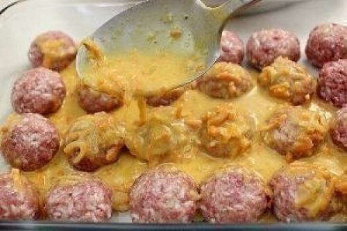 Тефтели с рисом и сливочной подливкой в духовке. 01