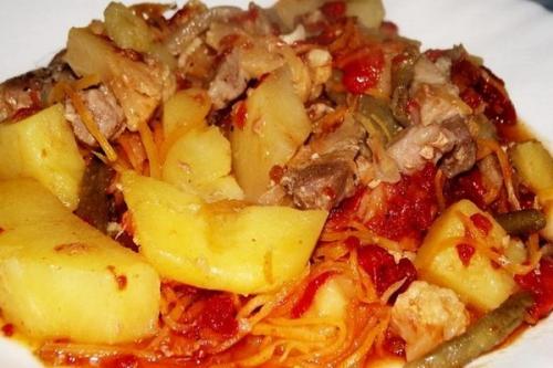 Ароматное овощное рагу с мясом в казане.