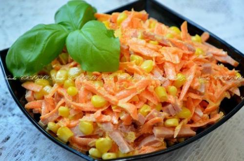 Салат с копченой колбасой и морковью. 03