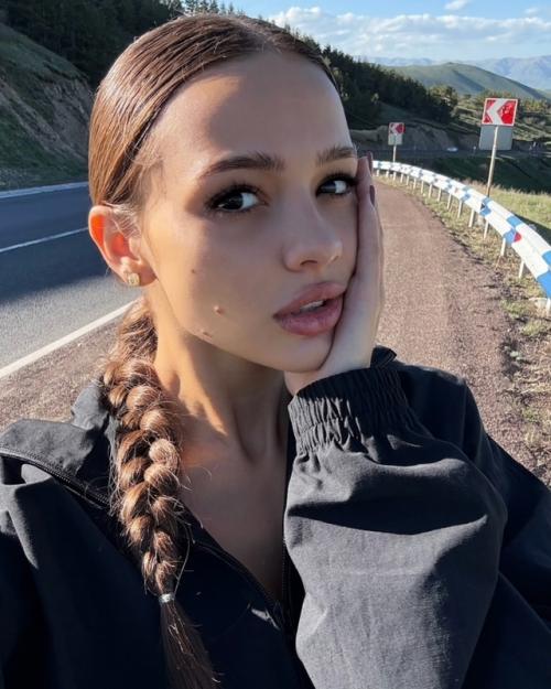 Саша Зубарев поделился редким и очень атмосферным фото с Валей карнавал со съемок нового проекта Скуфа. 01