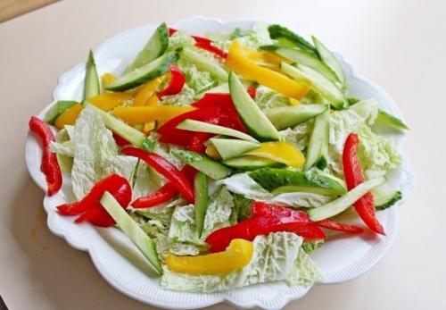 Салат с куриной грудкой, овощами и йогуртом. 04