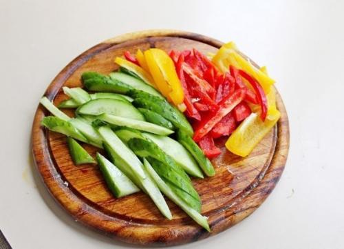 Салат с куриной грудкой, овощами и йогуртом. 03