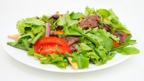 Яркий тёплый салат с говядиной.