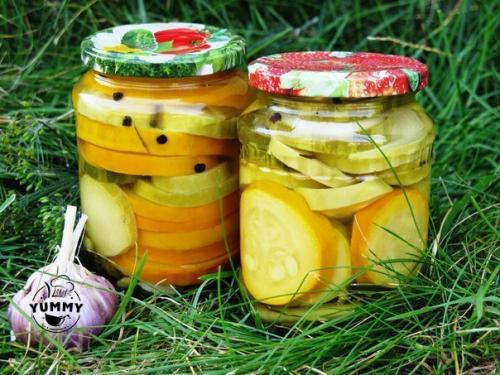 Кабачки, маринованные по-болгарски.


