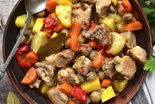 Жаркое со свининой и грибами.