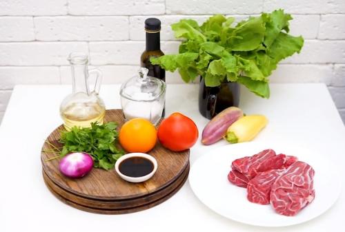 Яркий тёплый салат с говядиной. 01