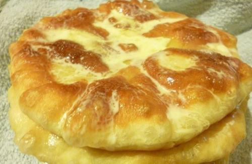 Нежно - румяные пышки со сметаной и сахаром.