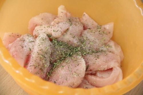 Куриная грудка с помидорами на сковороде. 01