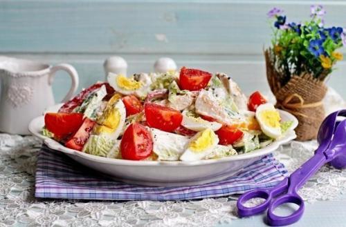 Салат с куриной грудкой, овощами и йогуртом.