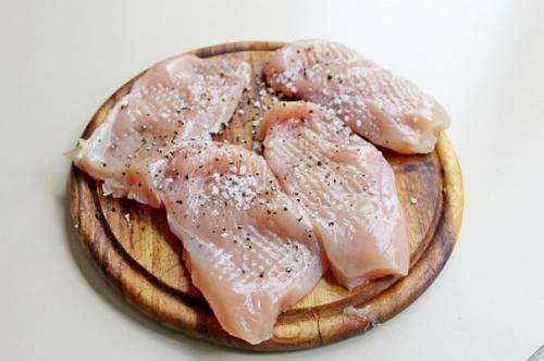 Салат с куриной грудкой, овощами и йогуртом. 01