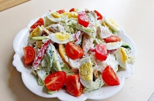 Салат с куриной грудкой, овощами и йогуртом. 07