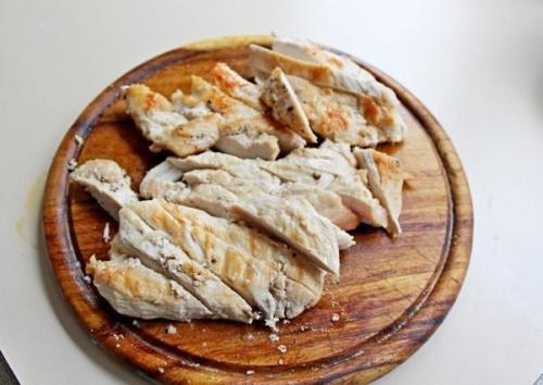 Салат с куриной грудкой, овощами и йогуртом. 05