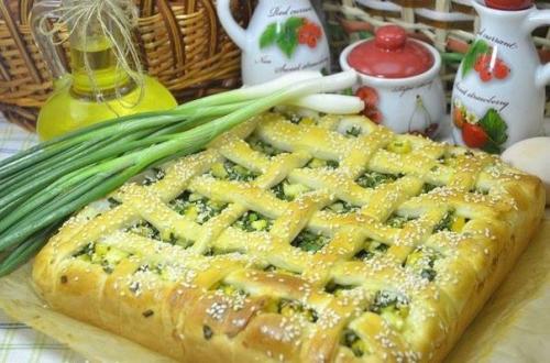 Дрожжевой пирог с зеленым луком и яйцом.