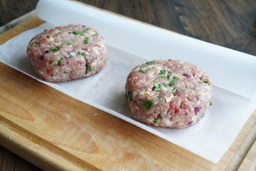 Сочный гамбургер сыра с соусом из голубого. 04