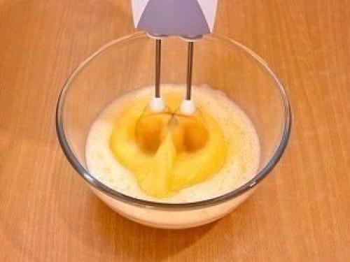 Пожалуй, шарлотка - самая популярная выпечка с яблоками. 02