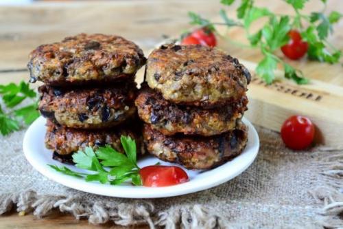 Котлеты из баклажанов с грибами.