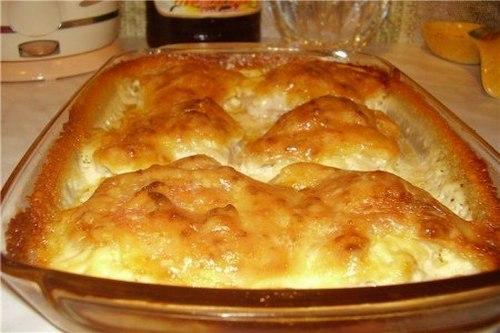 Куриные бедрышки с чесноком, запеченные под сыром.