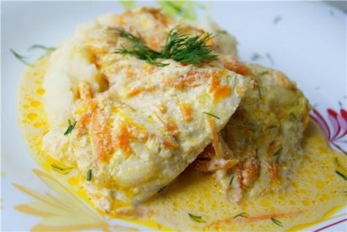 Запеченный минтай под сметанно - чесночным соусом.