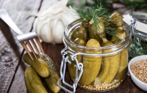 Простые маринованные огурцы.