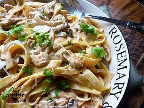 Паста из соусом из курицы и грибов.