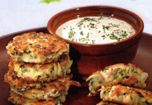 Драники с ветчиной, сыром и зеленью.