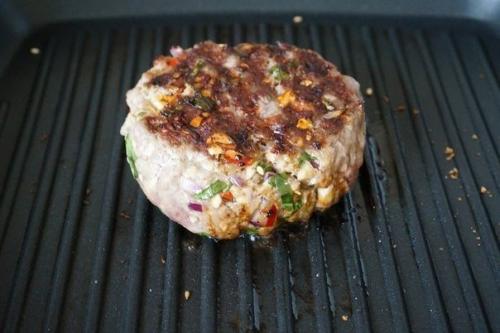 Сочный гамбургер сыра с соусом из голубого. 07