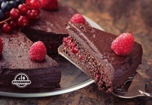 Торт с шоколадом и ягодами.