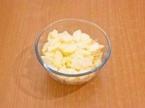 Пожалуй, шарлотка - самая популярная выпечка с яблоками. 04