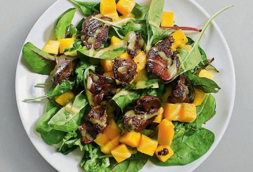 Салат с манго и куриной печенью.