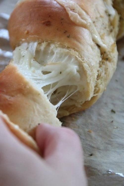 Багет с сыром и чесноком. 08
