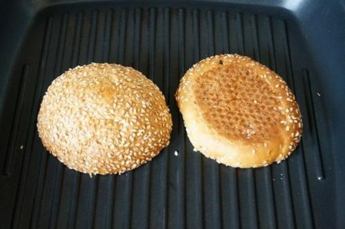 Сочный гамбургер сыра с соусом из голубого. 06