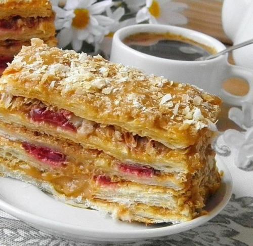 Тортик из слоеного теста со сгущенкой.