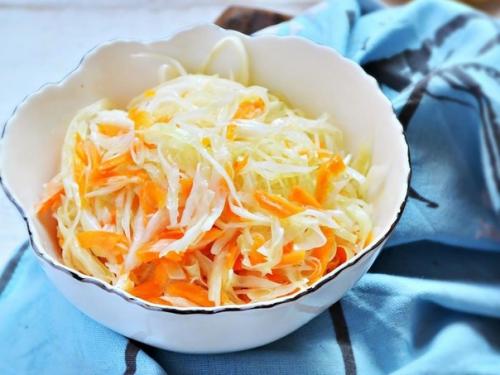 Хрустящая квашеная капуста.
