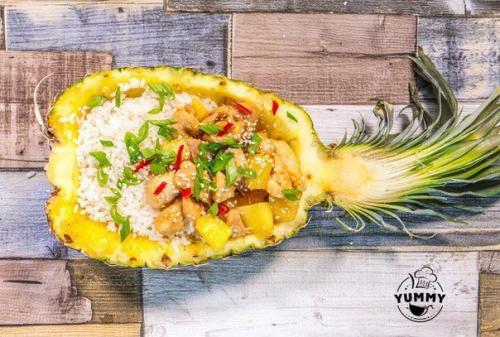 Рецепт остро - сладкой курицы в чаше из ананаса.