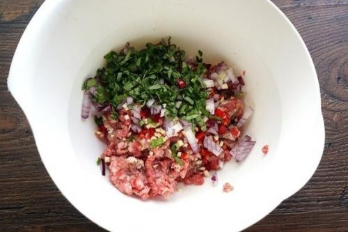 Сочный гамбургер сыра с соусом из голубого. 03