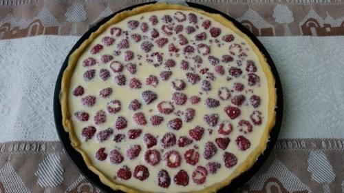 Пирог с малиной и сметанной заливкой. 03
