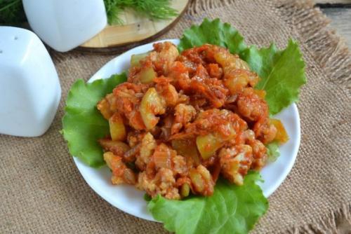 Овощное рагу с цветной капустой и кабачками.
