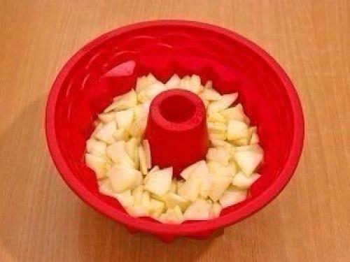 Пожалуй, шарлотка - самая популярная выпечка с яблоками. 07