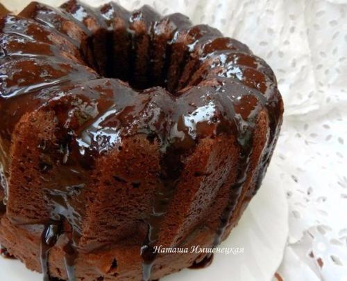 Шоколадный кекс с черносливом и орехами.