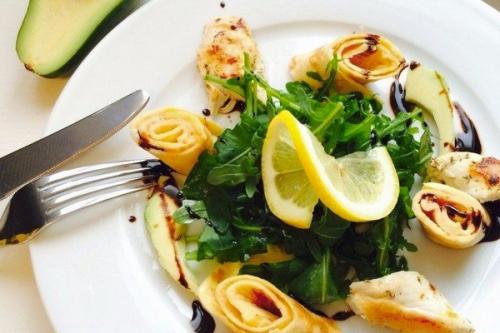 Салат с курицей, рукколой и блинчиками.