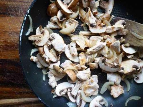 Паста из соусом из курицы и грибов. 03