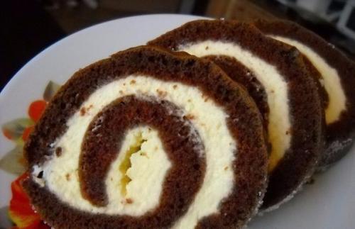 Шоколадный рулет с творогом.