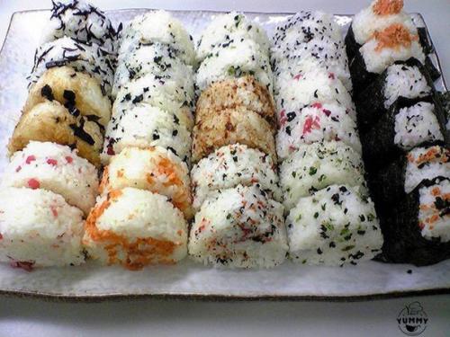 Онигири - японские рисовые колобки.